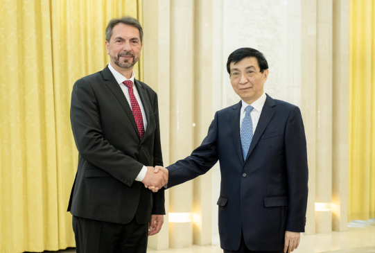 王沪宁会见波黑议会代表院副主席查瓦拉 王沪宁会见波黑议会代表院副主席查瓦拉